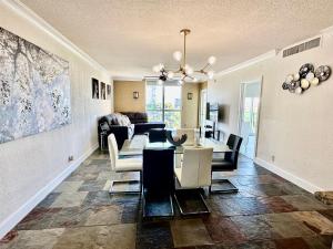 Luxury Beachfront Family-Friendly Condo