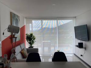 Modern well-equipped 4 PPL condo5 MIN beach walk