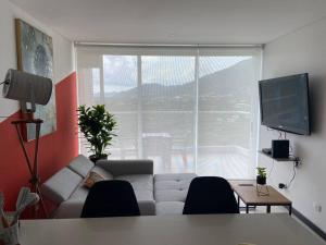 Modern well-equipped 4 PPL condo5 MIN beach walk