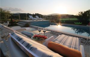 4 Bedroom Amazing Home In Suhac