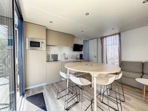 Maisons de vacances Mobil-Home Jullouville, 4 pieces, 6 personnes - FR-1-361A-52 : photos des chambres