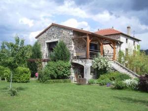 Maisons de vacances Gite familial avec terrasse panoramique et cheminee, ideal pour randonnees pres de Retournac - FR-1-582-355 : photos des chambres