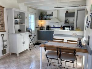 Maisons de vacances Charmante Maison avec Jardin, Terrasse et Parking - Animaux Acceptes - FR-1-418-196 : photos des chambres