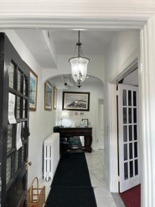 Large DUPLEX Apt 2Bdrm 1Den-Metro