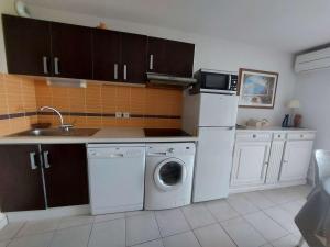 Appartement climatisé 2P cabine, 50m de la plage, parking, loggia, équipements modernes - FR-1-326-747