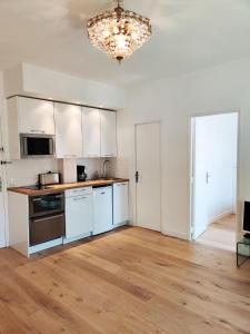 Top floor nest, balcony close to sea and old-town Bail Mobilité