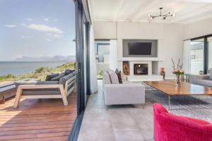 Benguela Cove - Coastal Retreat