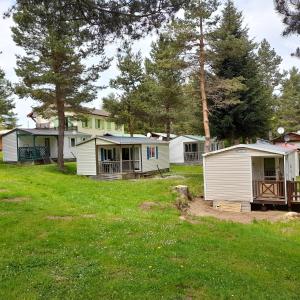 Campings Chalet et mobil homes dans la montagne au Camping les Sapins : photos des chambres