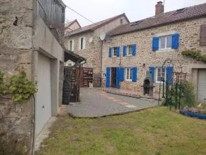 Maison Creusoise dans le village de Fontanières. - Mainsat