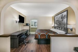 King Room with Mobility/Hearing Access and Bathtub with Grab Bars, Non-Smoking room in America Best Value Inn & Suites Moss Point