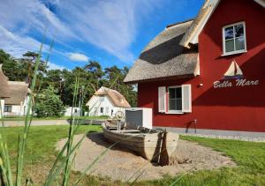 Modernes Reetdach-Ostseeferienhaus Bella Mare, Insel Usedom mit Sauna, Kamin & Sonnenterrasse
