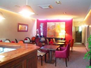 Hotels Hotel Restaurant Les Capucins - Repas Possible : photos des chambres