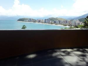 Por de sol no mar da cama