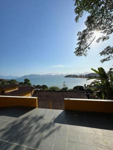 Por de sol no mar da cama