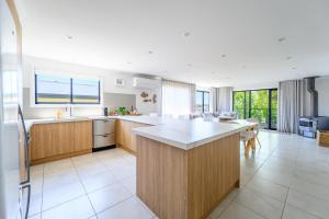 Ocean & Country Views, Spa, Pets Welcome, Fireplace - Your Ocean Oasis 10 minutes to Phillip Island