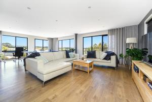 Ocean & Country Views, Spa, Pets Welcome, Fireplace - Your Ocean Oasis 10 minutes to Phillip Island