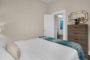 Modern 2BR near DT, 8min walk to Park&Conservatory