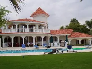 3BR Villa with VIP Access - All Inclusive Program with Alcohol Included. - Cafemba