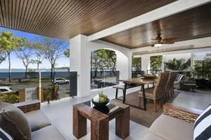 'The Beach House' - Sandstone Point