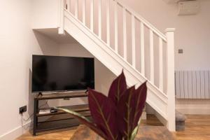 The Mews, Amazing Newport 2 BR, Excellent location, Parking, Perfect for Contractors