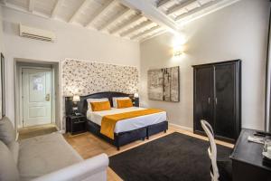 Triple Room room in Relais Fontana Di Trevi Hotel