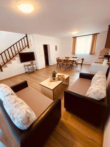 БЕЛИТЕ КЪЩИ