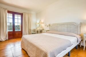 LA CALMA Espectacular villa con jardín y piscina en Menorca