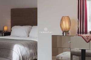 Spacious 5 bed Sunninghill with driveway parking - By Tempstay