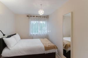 Spacious 5 bed Sunninghill with driveway parking - By Tempstay