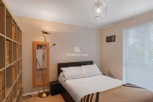 Spacious 5 bed Sunninghill with driveway parking - By Tempstay