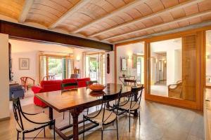 Perfect location! A country villa by Renthousing