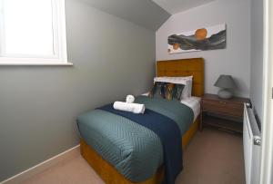 Detached 2 Bedroom Coach House with Private Garage Parking Swindon