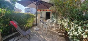 Appartements Nice studio with terrace near the sea : photos des chambres