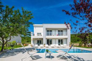 Villa White Pebble I