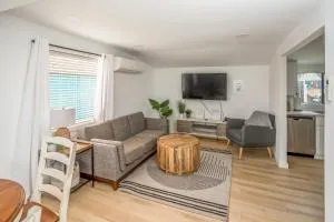 Cozy 2 Bedroom Home, Private Backyard with Hot Tub - Oceanview