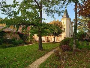 Maison calme avec piscine entourée de son parc