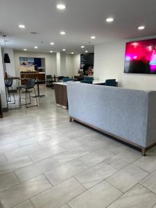 Holiday Inn Express & Suites Phoenix - Mesa West by IHG