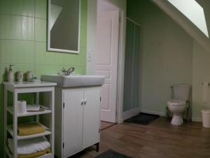 B&B / Chambres d'hotes Le Presbytere de Vieuvy : photos des chambres