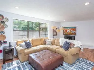 Experience Nirvana with artwork collections from around the globe Located in Lakewood neighborhood in SE Boise next to a park, Minutes from Bown Crossing and the Boise River, 10 minutes to downtown, 4 beds, sleeps 8, pets welcome in large fenced in yard - Grand View