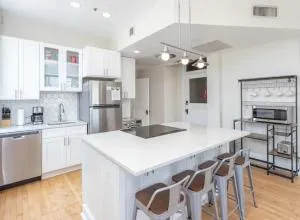 Downtown Digs-View of the City! Stay above local restaurants and nightlife, posh amenities heated toilet seat, oversized rain shower head in glass shower, in-unit laundry, one garage parking spot - 博伊西