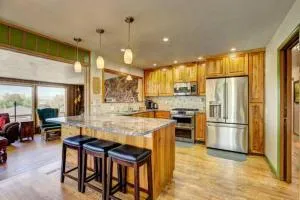 Mountain View Retreat in Nampa! Million dollar views from the panoramic windows, 6 bedrooms! Sleeps 14! Have your wedding or family reunion or retreat here on our hillside - Kuna