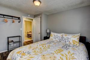 Red Bench Cottage Ideal location near parks, trails, skiing, hiking, biking, shopping extended stays welcome