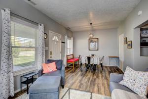 Red Bench Cottage Ideal location near parks, trails, skiing, hiking, biking, shopping extended stays welcome