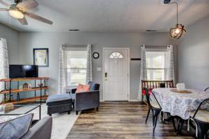 Red Bench Cottage Ideal location near parks, trails, skiing, hiking, biking, shopping extended stays welcome