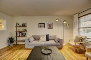 Sunset Home perfect for extended stays with fully fenced in yard, designated office, two living rooms, located across from Boise Foothills and close to Bogus Basin in Boise's North End - Horseshoe Bend