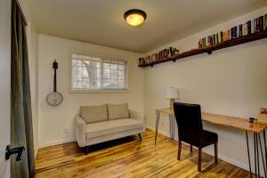 Sunset Home perfect for extended stays with fully fenced in yard, designated office, two living rooms, located across from Boise Foothills and close to Bogus Basin in Boises North End