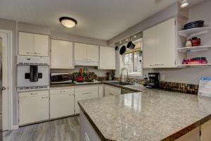 Sunset Home perfect for extended stays with fully fenced in yard, designated office, two living rooms, located across from Boise Foothills and close to Bogus Basin in Boises North End