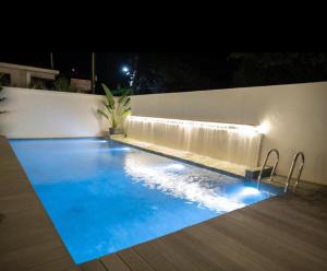 Luxury 2-bedroom apartment with shared pool 2 mins to Pereybere beach