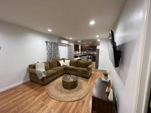 obrázek - La Gretna-2bd w/Patio, EVcharger, Disney, Whittier College, Knotts