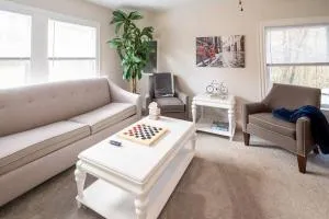 The Bike Path House! Cozy 2 BR w/ Fireplace - بطرسبرغ